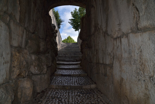 All'interno delle mura ciclopiche