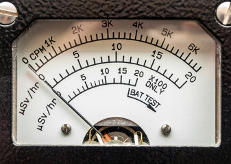 Count per minute scale and microSIevert per hour scale on Dial display of Radiation survey meter