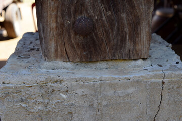 Columns of houses connected between wood and cement are popular in Asia.