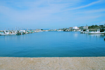 漁港と海