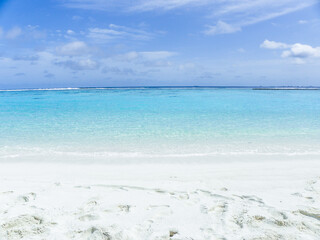 Fototapeta na wymiar Beautiful white sandy beach with turquoise blue waters
