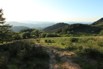 Obraz premium Entorno de paisajes del Monte Adarra próximo a la puesta de sol