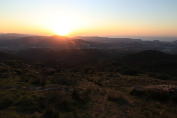 Fototapeta na wymiar Puesto de sol desde el monte Adarra 