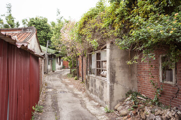 Fototapeta na wymiar Old and collapsed traditional style houses in Hsinchu