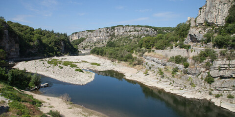 Fototapeta na wymiar La rivière Ardèche se faufile entre les gorges calcaire à Balazuc