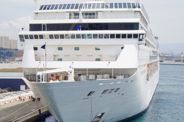 Kreuzfahrtschiff im Hafen von Marseille, Frankreich - Cruiseship or cruise ship liner in port of...