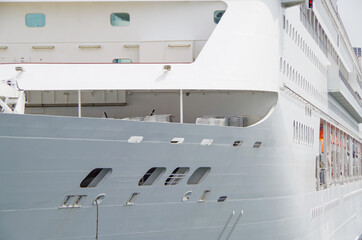 Kreuzfahrtschiff im Hafen von Marseille, Frankreich - Cruiseship or cruise ship liner in port of...
