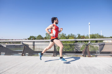 Joven runner practicando deporte en el parque al aire libre