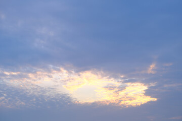 雲の隙間に太陽の光がオレンジ色に染める