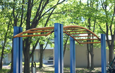 Fototapeta premium 森の中の公園の遊具