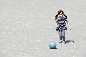 サッカーのドリブルをする幼児(5歳児)