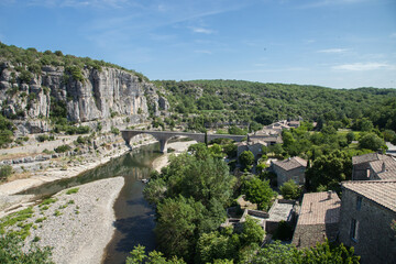 Fototapeta na wymiar Toits, pont et falaises de Balazuc dominant la rivière Ardèche