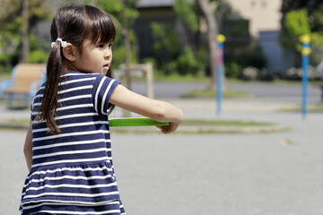 Fototapeta premium フリスビーをする幼児(5歳児)