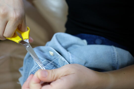 Tailor use sewing needle for repair jean cloth