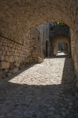 Les arcades d'une ruelle de Balazuc en Ardèche