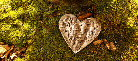 funeral Heart sympathy. Friedwald Beerdigung. wooden funeral heart shape in moss. Natural burial...