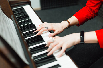 hands playing the piano