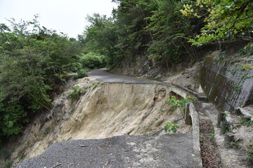 日本の広島県の大久野島の崩壊した道路