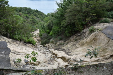 日本の広島県の大久野島の崩壊した道路