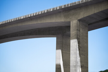 青空の下、建設中の高速道路の橋桁
