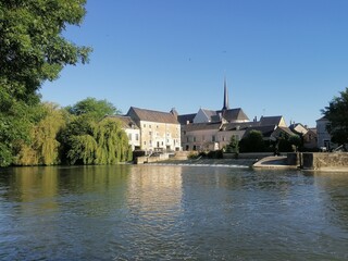 Bord de rivière avec son barrage et son petit village  