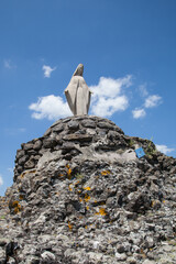 Statue de la vierge Marie au sommet d'un piton basaltique