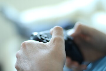 Joystick in der Hand des Mannes