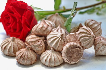 Meringue (meringue) is a dessert and the basis of many confectionery products, which is whipped and baked egg whites. Meringue recipe is a wonderful invention of French confectioners. From simple prod