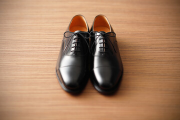 革製の黒いビジネスシューズ