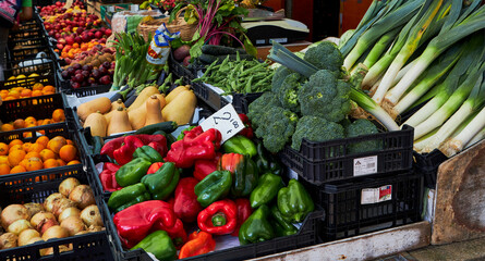 Puesto de frutas y verduras en un mercado