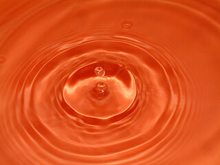 Kropla wody podczas upadku i zetknięcia się z taflą wody. Fale  © Tomasz Aurora