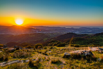 Obraz na płótnie Canvas Puesta de Sol desde el monte Adarra