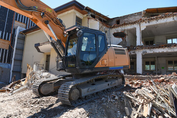 demolizione casa muratore palazzina 