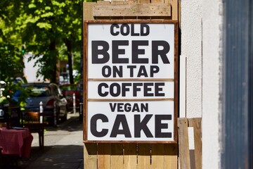 Obraz premium Sign in the street of Kreuzberg annoncing Cold beer is served. As well as coffee and cake