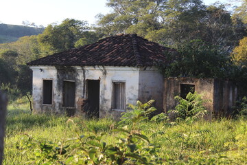Fototapeta na wymiar Casa de campo abandonada, em uma pequena fazenda.