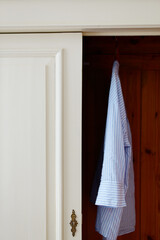 Kleiderschrank mit blau-weißer Bluse