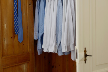 Kleiderschrank mit Schranktür und Hemden