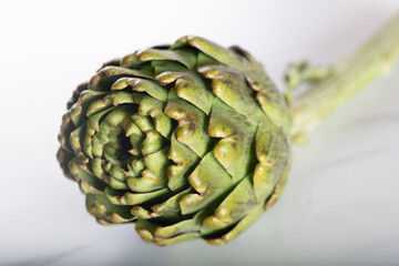 Obraz premium Close-up of fresh artichoke on white background