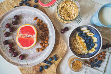 Healthy breakfast with berries, yogurt and oat flakes.