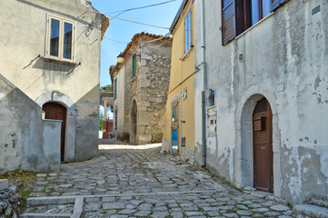 Plakat A street between the old houses of a medieval town of Montefalcione in the Irpinia region.