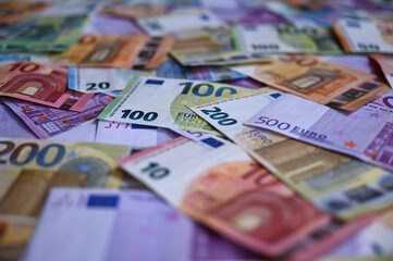 Detailansicht auf viele gemischte Euro-Geldscheine (500€, 200€, 100€, 50€, 20€)