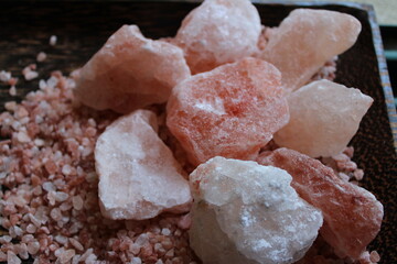 Pink Himalayan salt in rock and granule form
