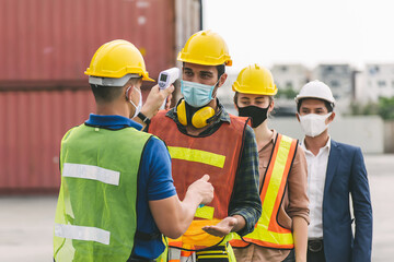 Screen and scan themal of construction team at construction site