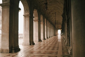 Obraz premium Closed stores and empty hallway in Venice