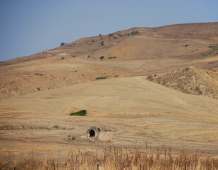 Obraz premium The dry, brown landscape of the interior the Puglia region of southern Italy 