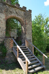 Fototapeta na wymiar Prosty kamienny portal starego zamku, wejście, Gola Dzierżoniowska, Polska