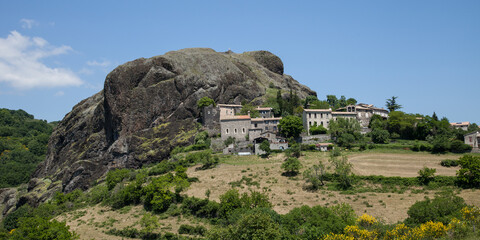 Sceautres village niché au pied d'un neck volcanique