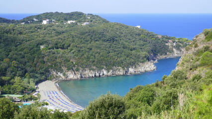 Bucht von Baia di San Montano, Badestrand auf Ischia
