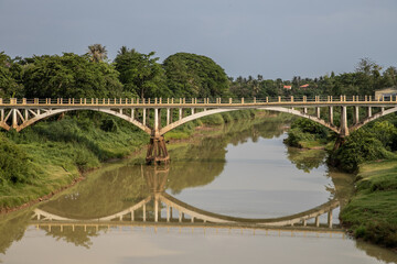 Fototapeta na wymiar Thmor Chas bridge in the city centre of Battambang, Cambodia