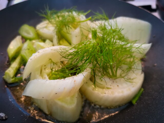 In Olivenöl gebratener Fenchel mit Salz und Pfeffer gewürzt